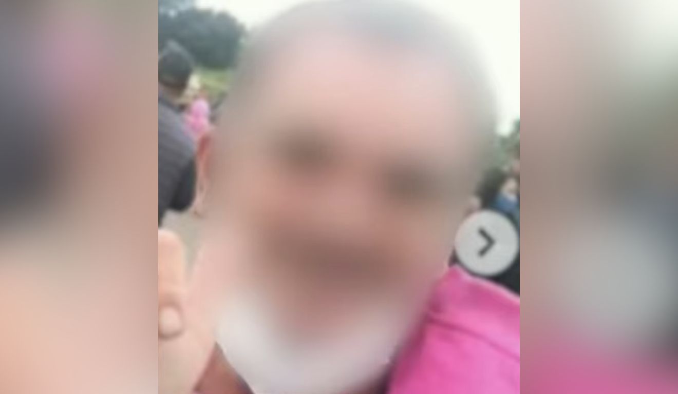 Homem com barba branca, suspeito de mostrar parte íntima para adolescente