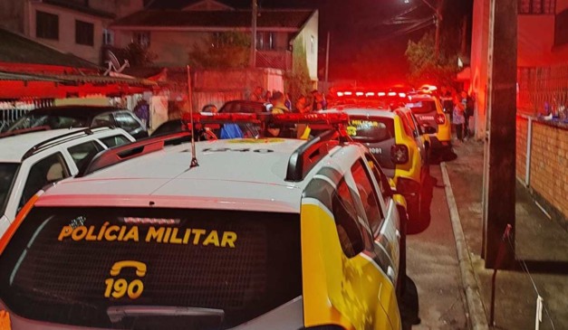Local em que acusados de matarem casal em Curitiba cometeram o crime com vários carros da Polícia Militar
