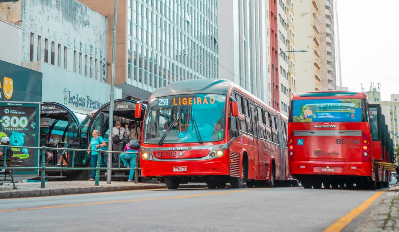 transporte público ônibus em Curitiba 