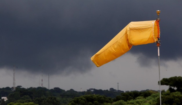 céu cinza para ilustrar alerta laranja para tempestade no paraná