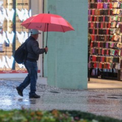 pessoa andando na chuva para ilustrar temporal no paraná