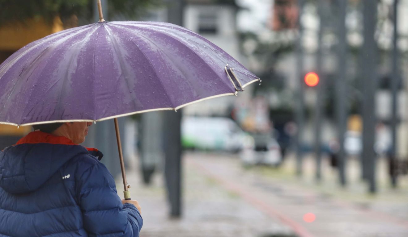 pessoa andando na chuva para ilustrar a previsão de temporal no paraná