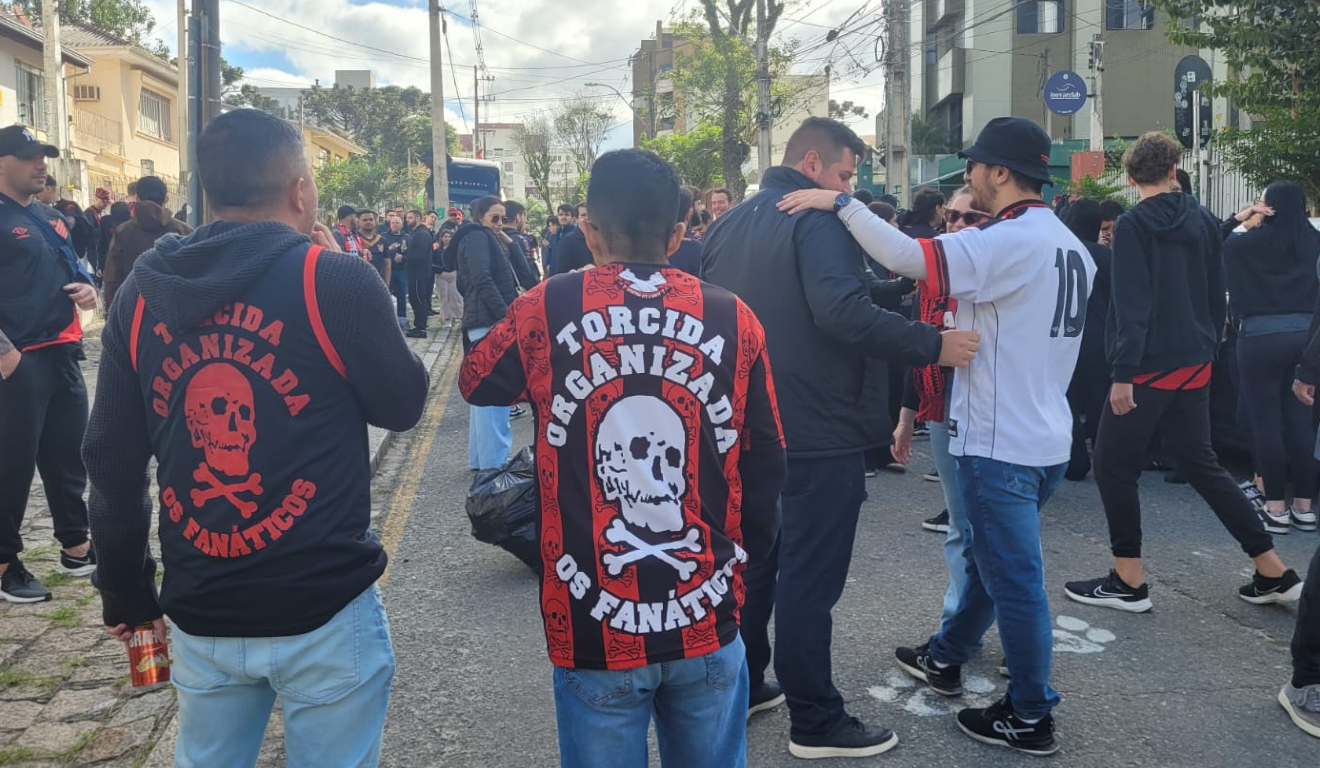 Torcida do Furacão no pré-jogo. (Foto: Felipe Valente/ RIC.com.br) Torcida do Furacão no pré-jogo. (Foto: Felipe Valente/ RIC.com.br)
