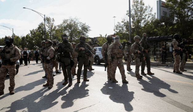 Membros das forças de segurança em Chicago 04/10/2025