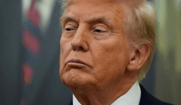 Presidente dos EUA, Donald Trump 30/09/2025, em postura séria