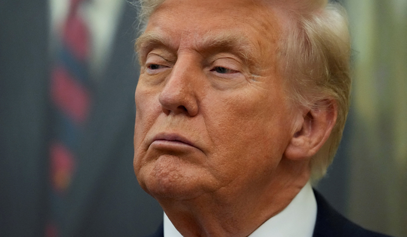 Presidente dos EUA, Donald Trump 30/09/2025, em postura séria