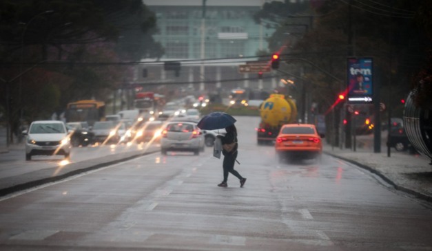 pessoa andando na chuva para ilustrar chuvas intensas no paraná
