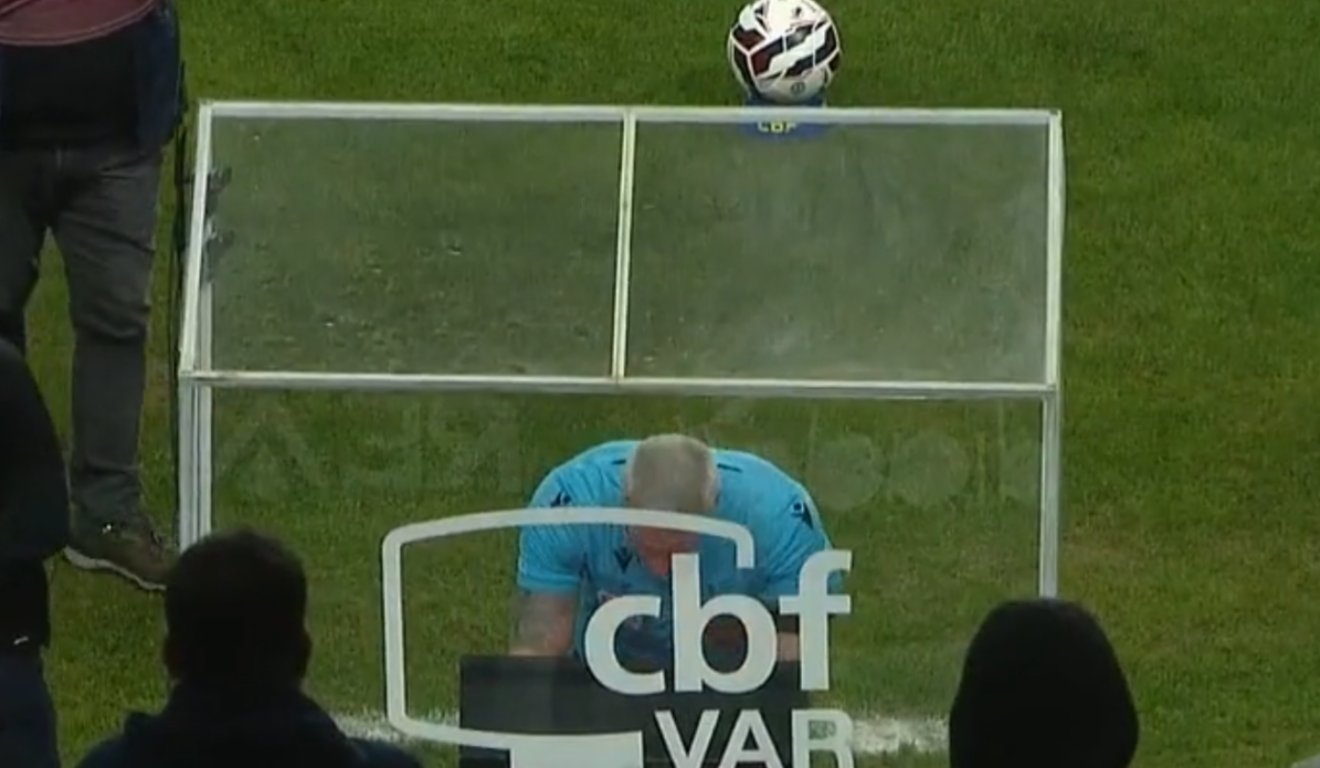 Momento em que Anderson Daronco vai até a cabine do VAR no último Atletiba.