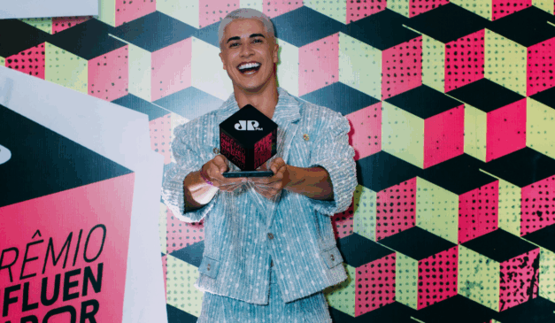Erison Silva, influenciador digital, com o premio influenciador do ano 2024