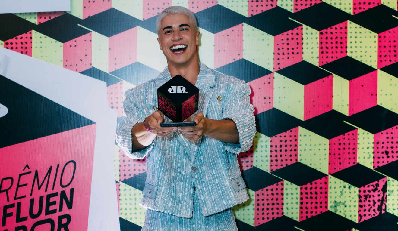 Erison Silva, influenciador digital, com o premio influenciador do ano 2024