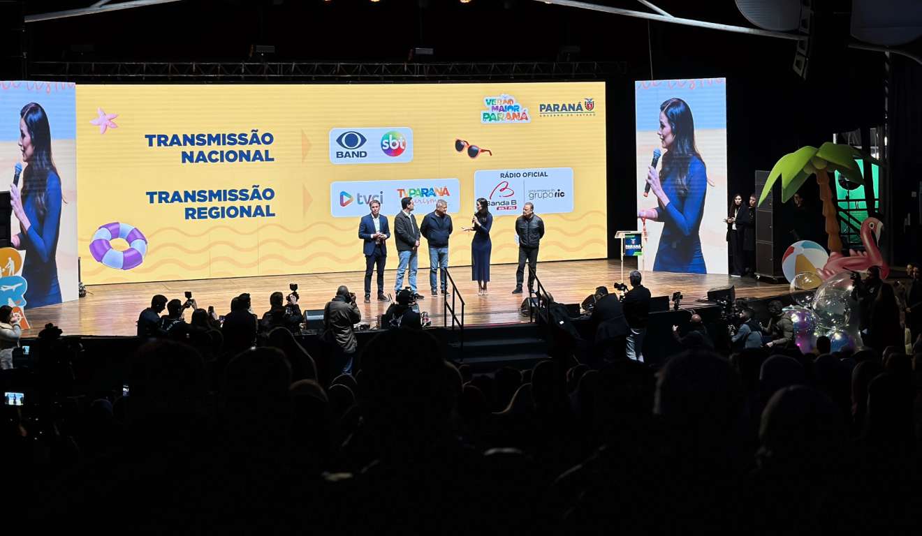 Evento do Verão Maior Paraná no Ópera de Arame com autoridades e patrocinadores do evento no palco