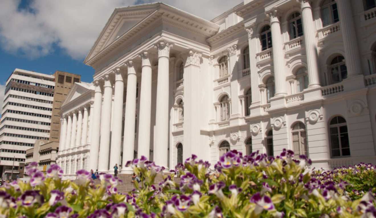 Fachada do prédio histórico da UFPR