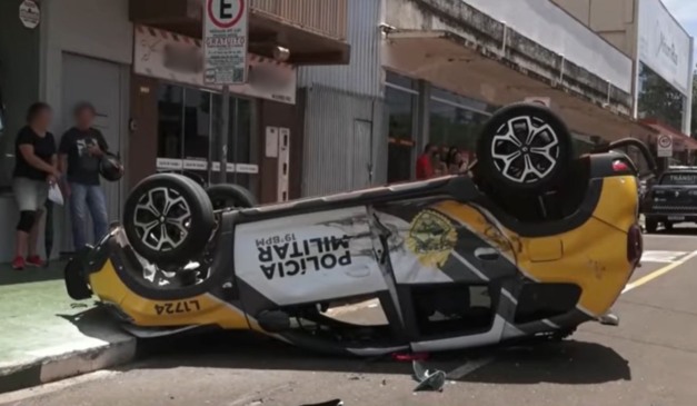 Viatura capotada após acidente em Toledo