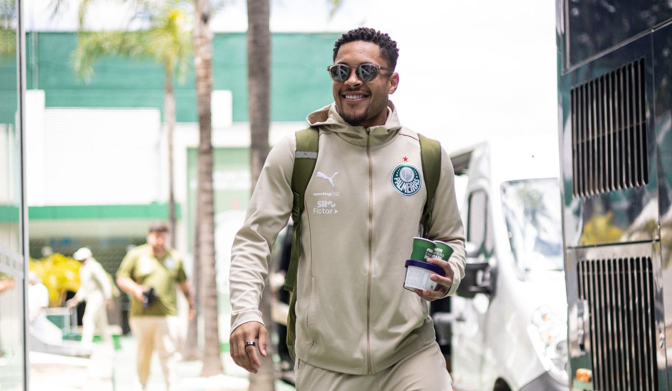 Vitor Roque, um dos destaques do Palmeiras, no embarque para o Equador. (Foto: Redes Sociais/Palmeiras)