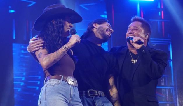 Zé Felipe, Ana Castela e Leonardo se abraçando durante show
