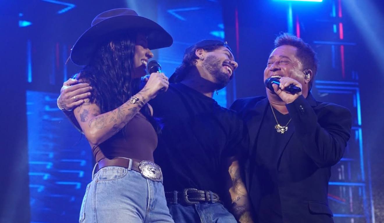 Zé Felipe, Ana Castela e Leonardo se abraçando durante show