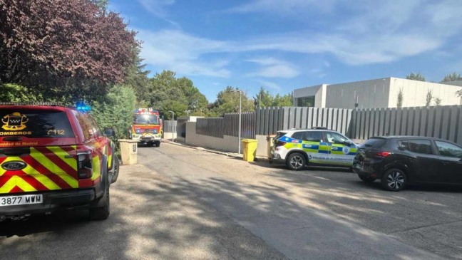 Carro do corpo de bombeiros da Espanha estacionados em rua que Vini Jr mora
