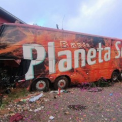 Ônubus de banda musical que bateu em dois carros no Paraná
