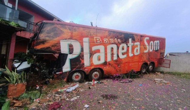 Ônubus de banda musical que bateu em dois carros no Paraná