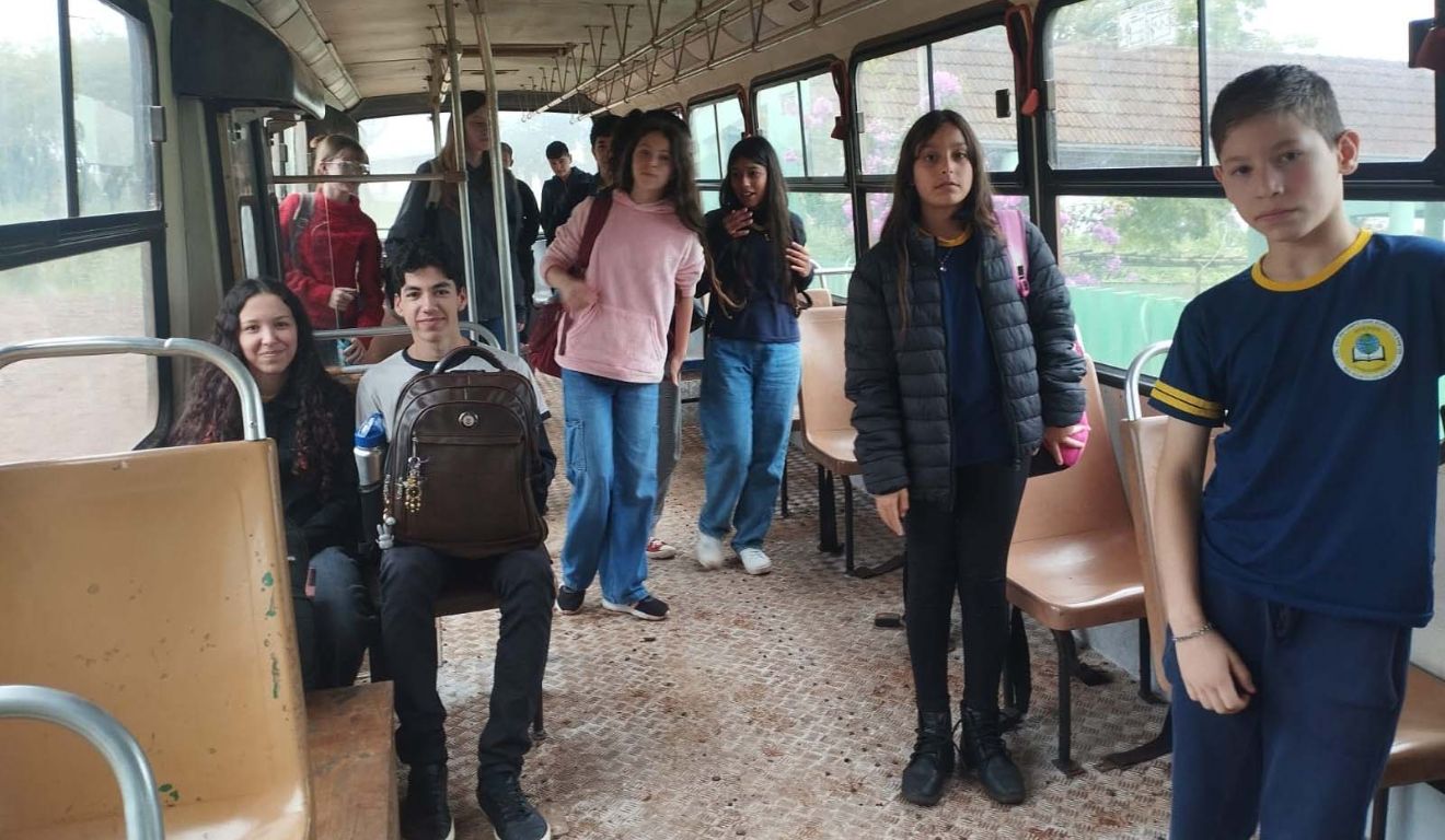 Alunos da rede estadual de ensino em Rio Bonito do Iguaçu; todas as escolas do município retomam as aulas nesta terça-feira (18)