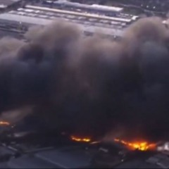 Nuvens negras e chamas se formaram após que avião caiu em aeroporto nos Estados Unidos