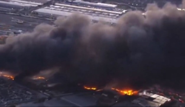 Nuvens negras e chamas se formaram após que avião caiu em aeroporto nos Estados Unidos