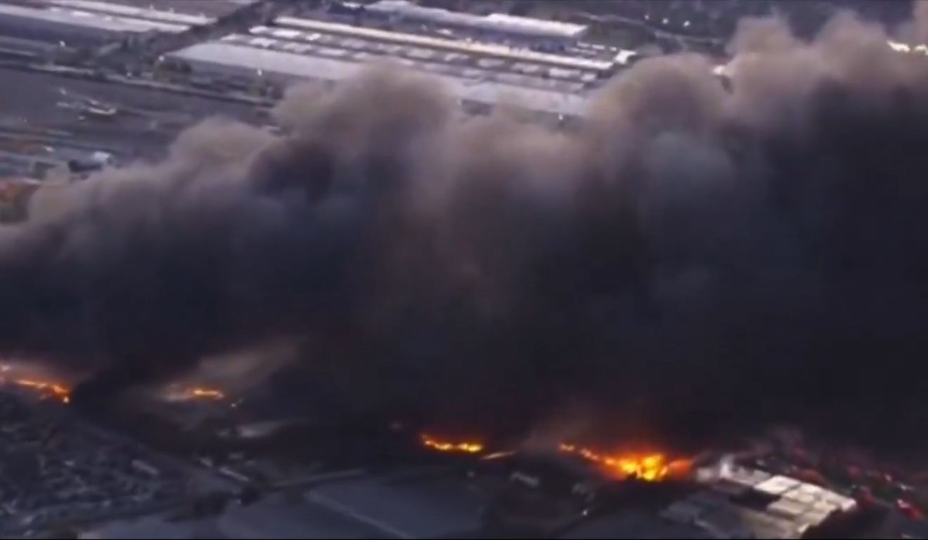 Nuvens negras e chamas se formaram após que avião caiu em aeroporto nos Estados Unidos