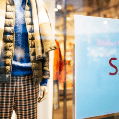 Imagem ilustrativa de uma loja de roupas em promoção.