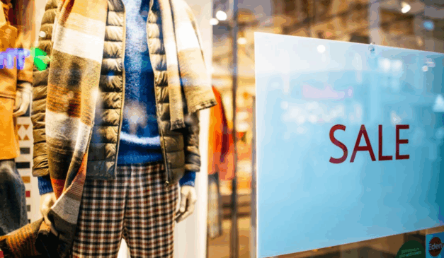 Imagem ilustrativa de uma loja de roupas em promoção.