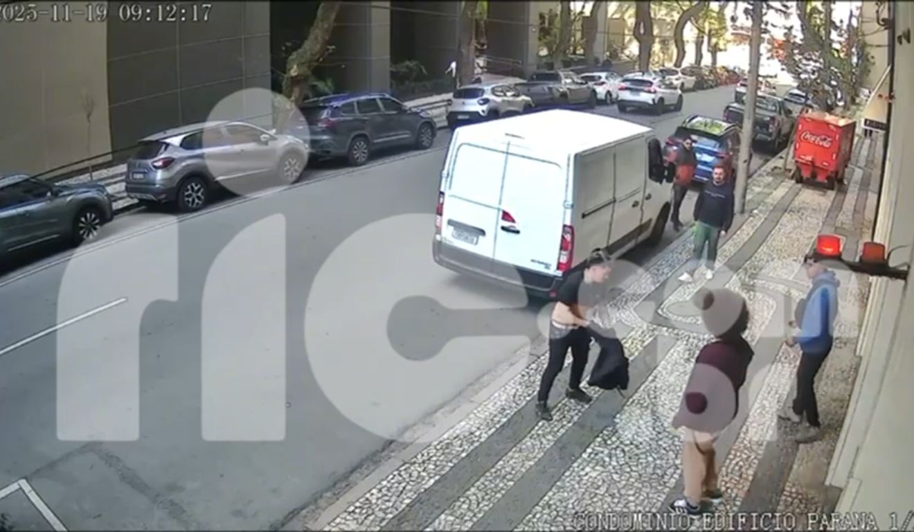 Frame de câmera de segurança mostra Renato Freitas e assessor agredindo jovem no Centro de Curitiba