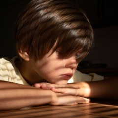 Imagem ilustrativa de criança triste, em alusão ao casal que abandonou menino em fórum de Curitiba