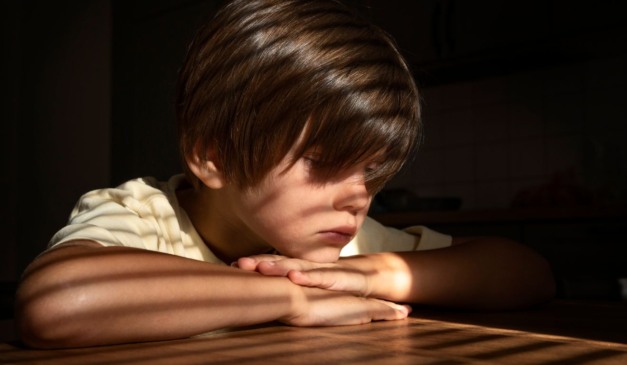 Imagem ilustrativa de criança triste, em alusão ao casal que abandonou menino em fórum de Curitiba