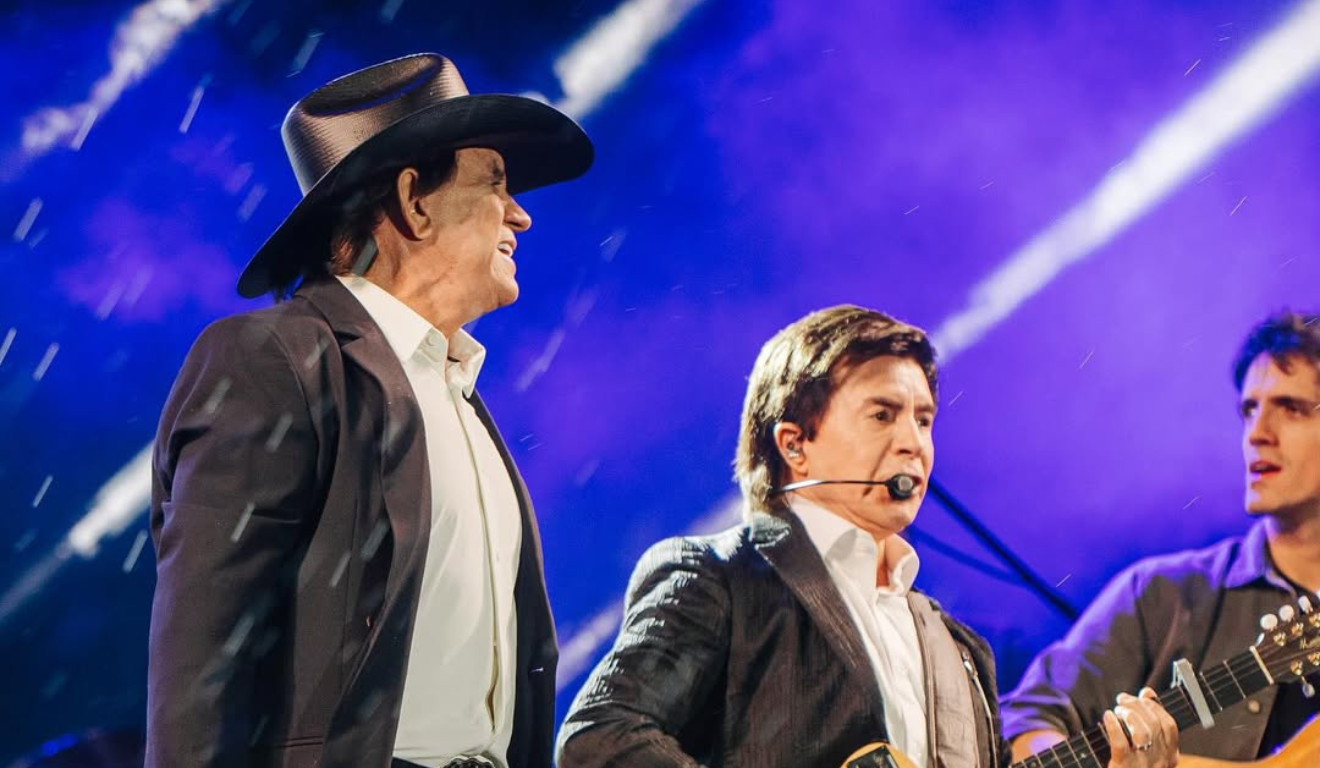 Imagem de Chitãozinho e Xororó cantando.