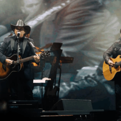 Imagem de Chitãozinho e Xororó cantando.