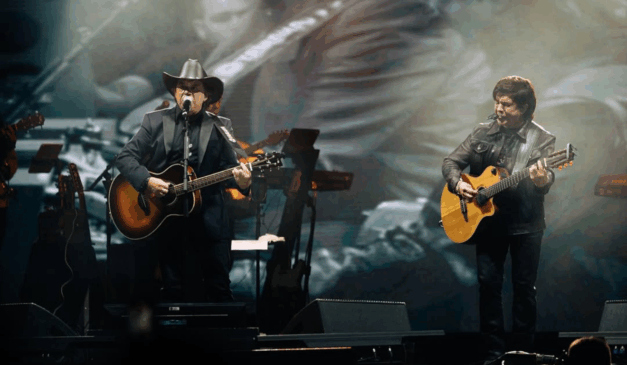 Imagem de Chitãozinho e Xororó cantando.