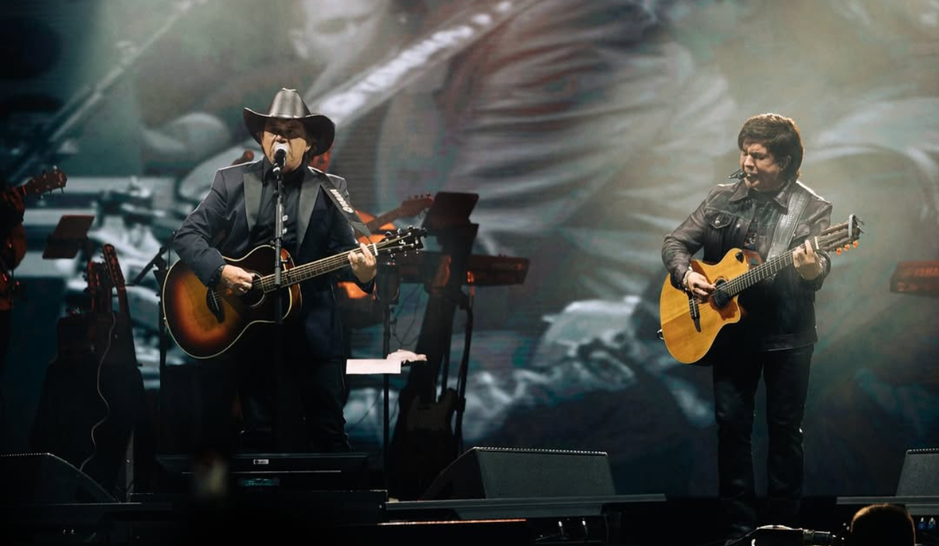 Imagem de Chitãozinho e Xororó cantando.