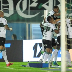 Jogadores do Coritiba comemoram gol contra o Paysandu