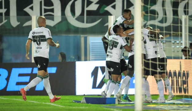 Jogadores do Coritiba comemoram gol contra o Paysandu