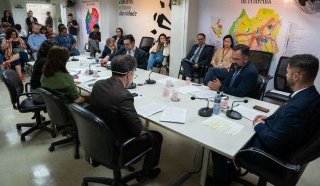 Comissão Processante em reunião que decidiu pela cassação de vereadora em Curitiba