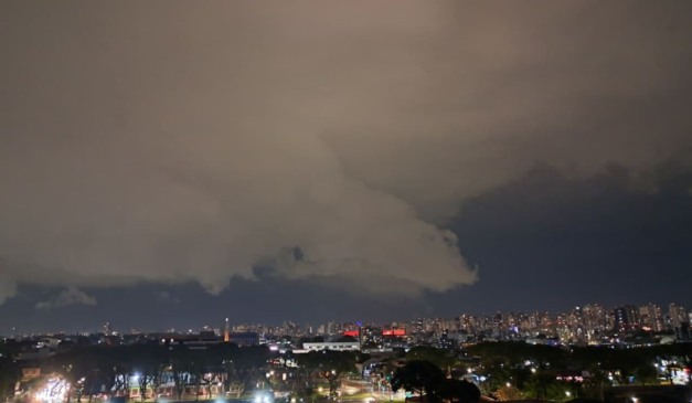 Céu de Curitiba durante temporal desta sexta-feira (28)