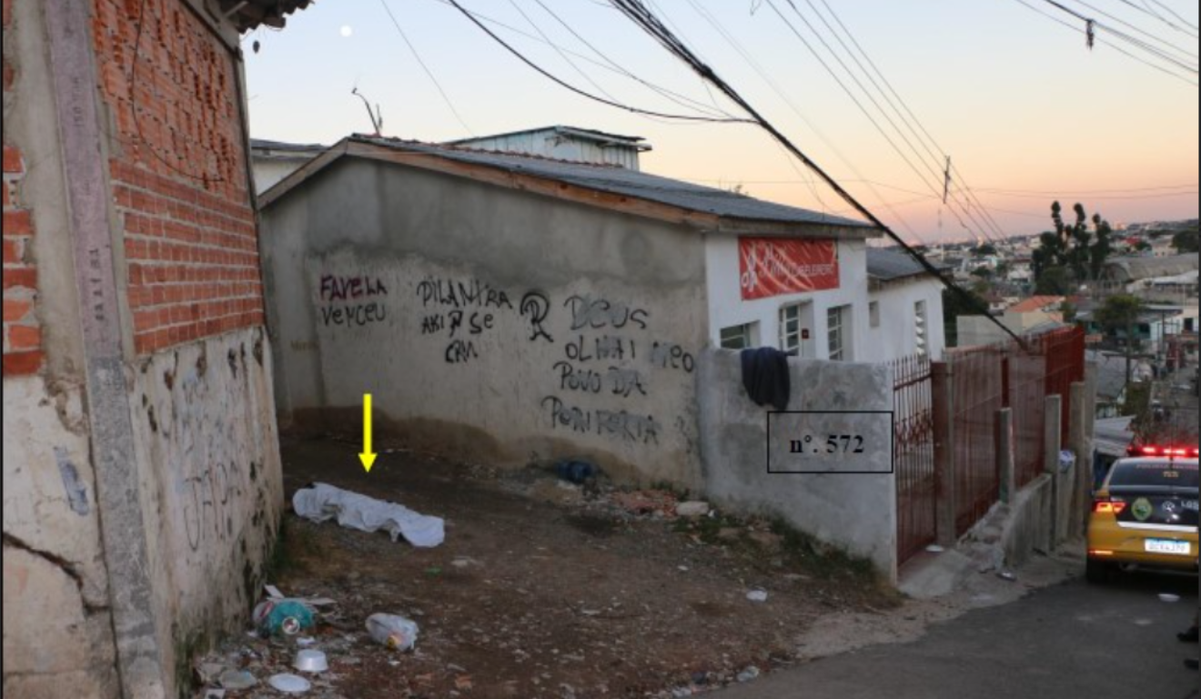 Corpo em viela do Parolin expões a guerra entre traficantes pelo domínio da favela 