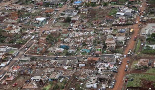 Vista aérea de Rio Bonito do Iguaçu; Enem não será aplicado no município, afetado pelo tornado no Paraná
