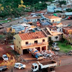 Destruição após tornado no Paraná
