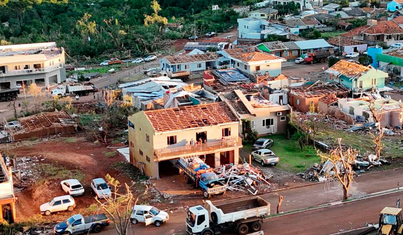 Destruição após tornado no Paraná