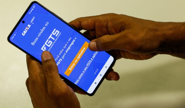 Usuário utiliza aplicativo do FGTS; Caixa liberou FGTS Calamidade em cidades do Paraná