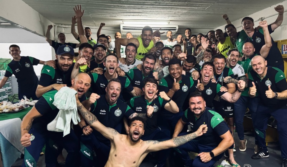 Jogadores do Coritiba comemoram vitória sobre o Paysandu