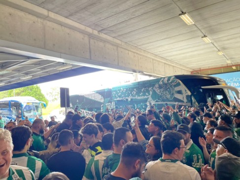 Festa da torcida do Coritiba no aeroporto