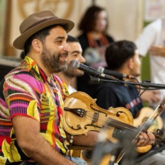 Cantor de Caiçara durante festa em Paranaguá