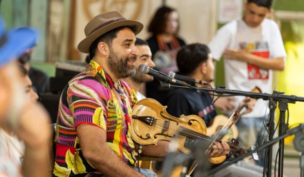 Cantor de Caiçara durante festa em Paranaguá