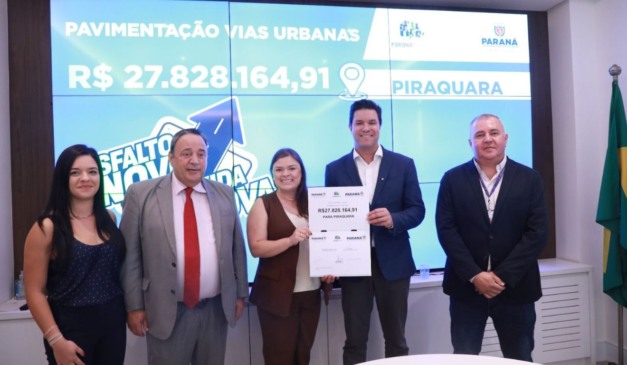 Guto Silva, Hussein Bakri e autoridades durante cerimônia de entrega de recursos para obras no Paraná